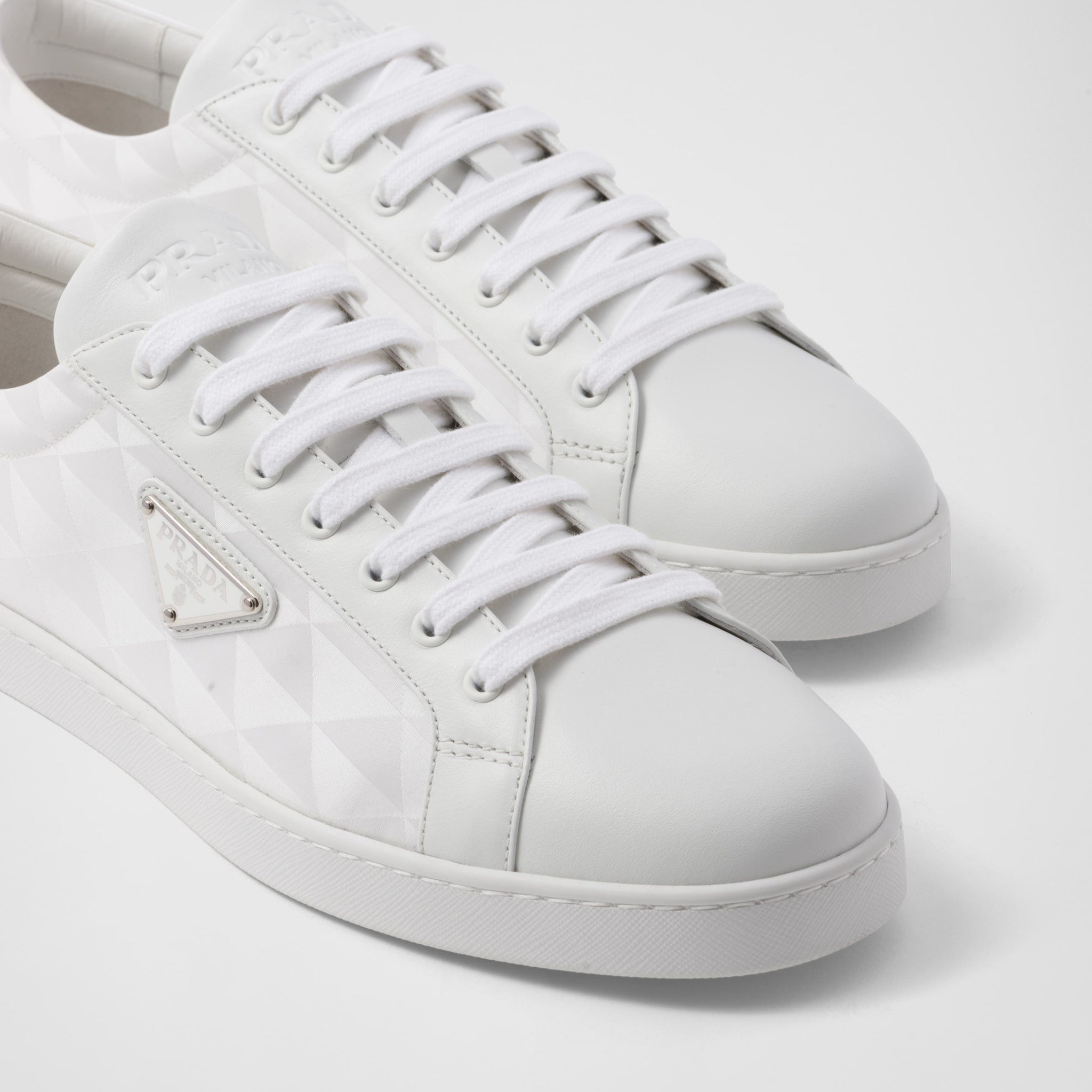 Sneaker aus Leder und Re-Nylon