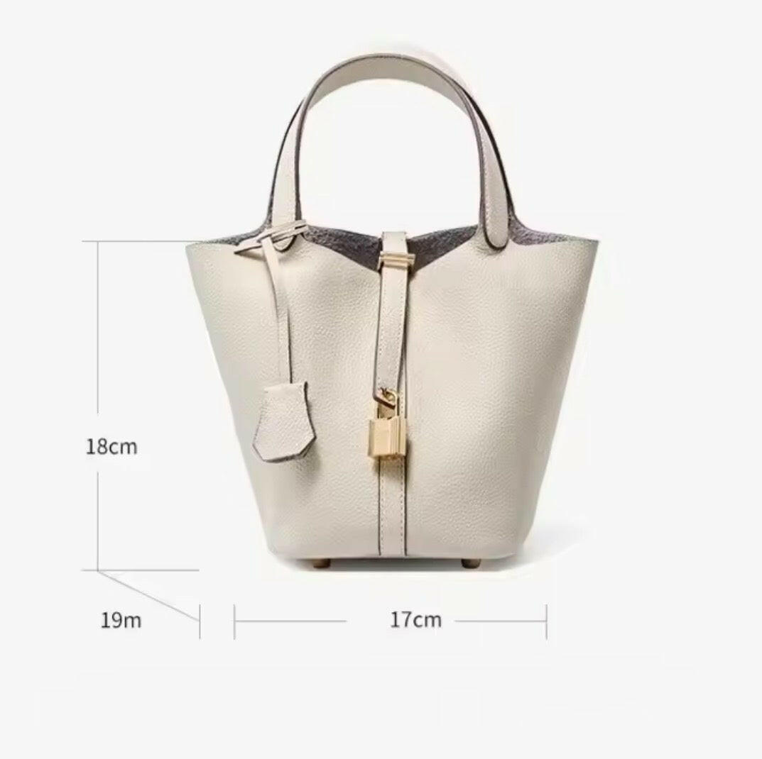 Luxe Bucket Bag mit Schlossdetail – Echtleder in Strukturoptik.