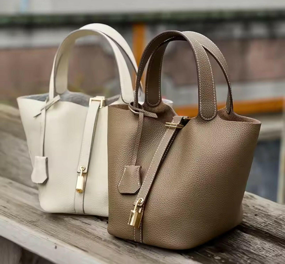 Luxe Bucket Bag mit Schlossdetail – Echtleder in Strukturoptik.