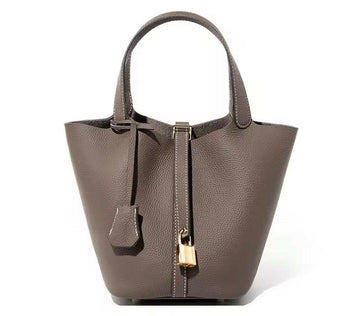 Luxe Bucket Bag mit Schlossdetail – Echtleder in Strukturoptik.