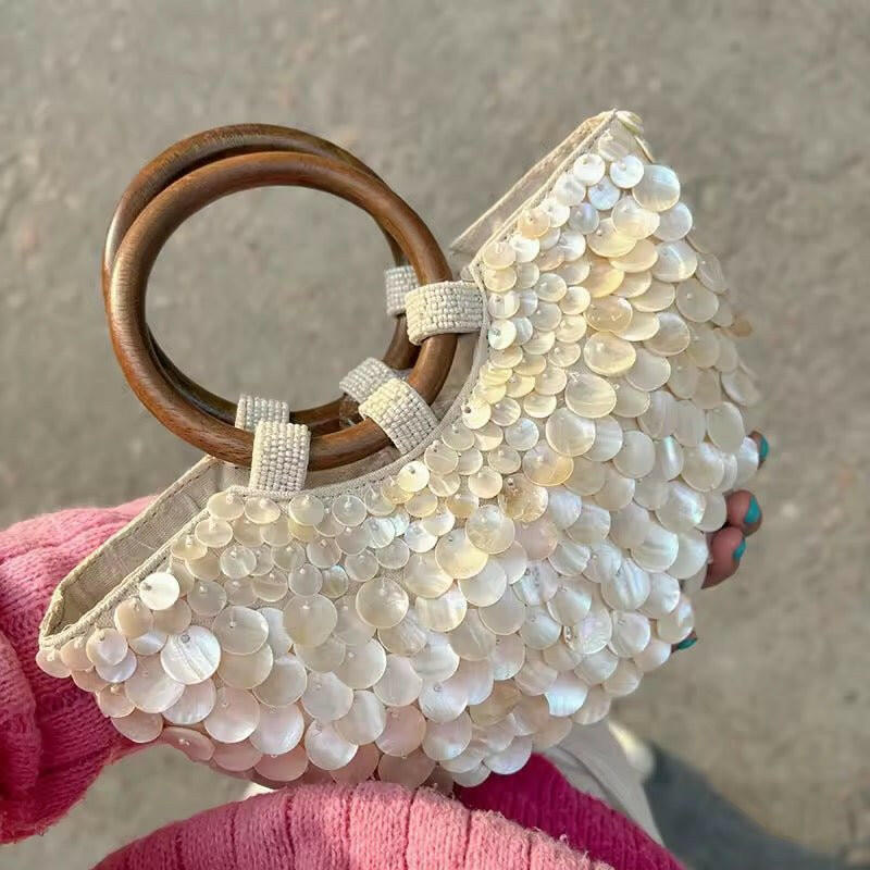 Boho Chic Perlmutt-Tasche mit Holzgriffen.