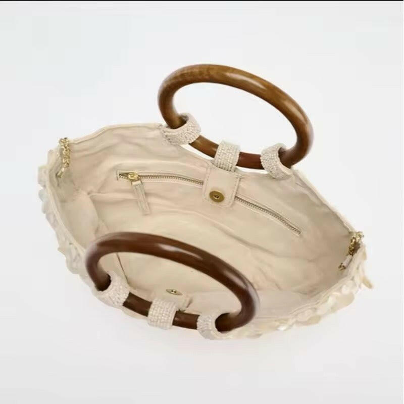 Boho Chic Perlmutt-Tasche mit Holzgriffen.